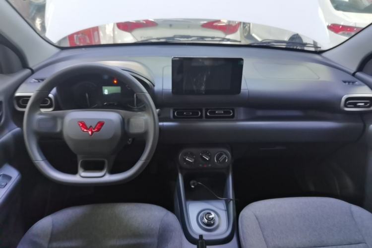 Used Wuling Hongguang New Energy 2024 All-Electric Model 300KM Standard Version Center Console