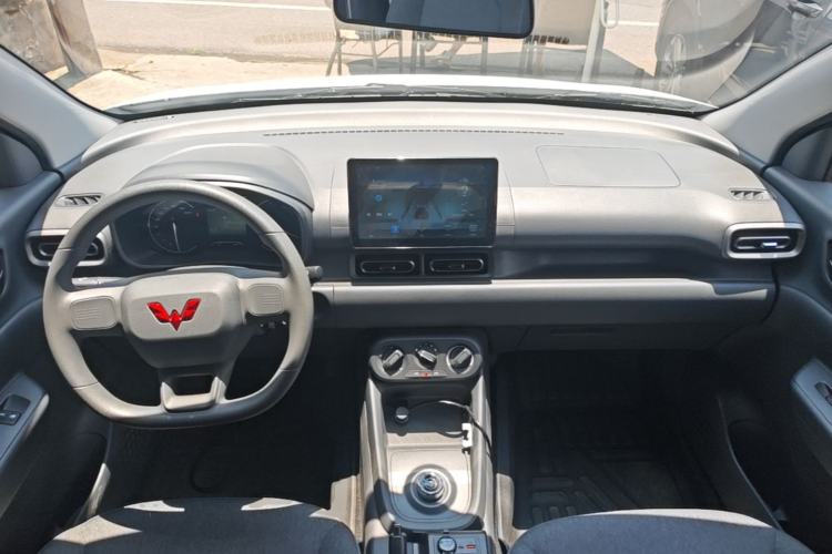 Used Wuling Hongguang New Energy 2024 All-Electric Model 300KM Practical Version Center Console
