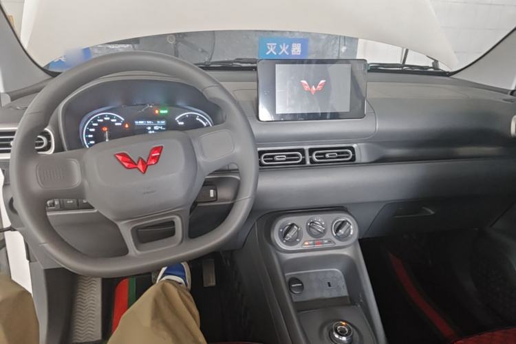 Used Wuling Hongguang New Energy 2024 All-Electric Model 300KM Standard Version Center Console