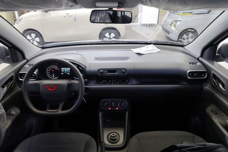 Used Wuling Hongguang New Energy 2024 All-Electric Model 300KM Practical Version Center Console