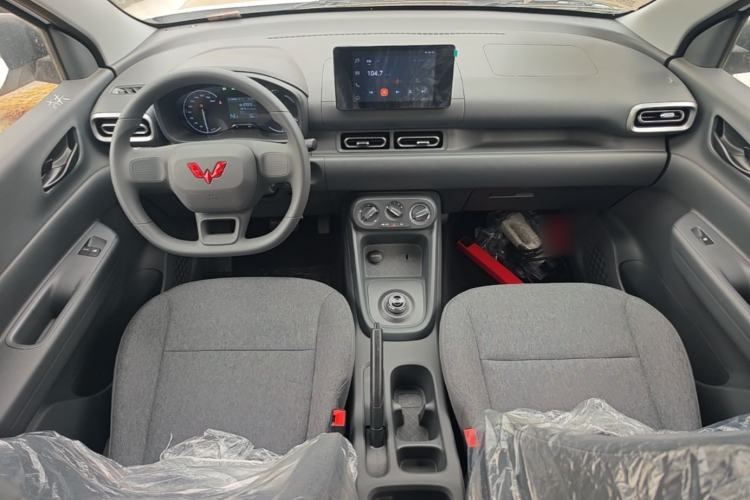 Used Wuling Hongguang New Energy 2024 All-Electric Model 300KM Standard Version Center Console