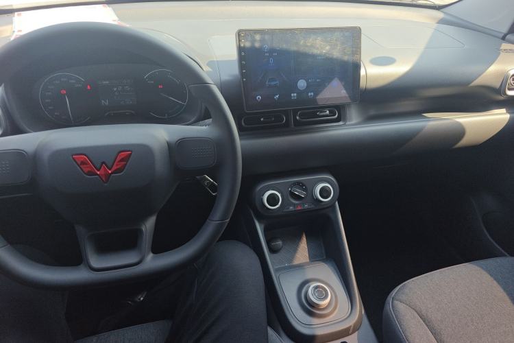 Used Wuling Hongguang New Energy 2024 All-Electric Model 300KM Practical Version Center Console