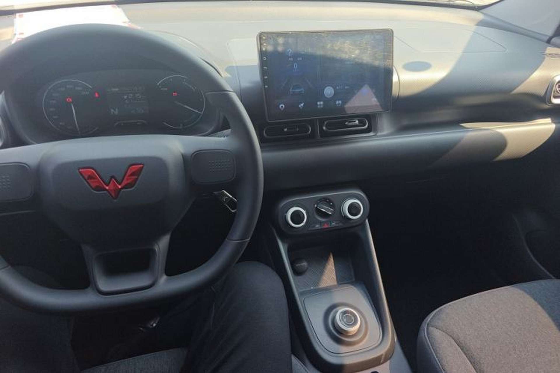 Used Wuling Hongguang New Energy 2024 All-Electric Model 300KM Practical Version Center Console