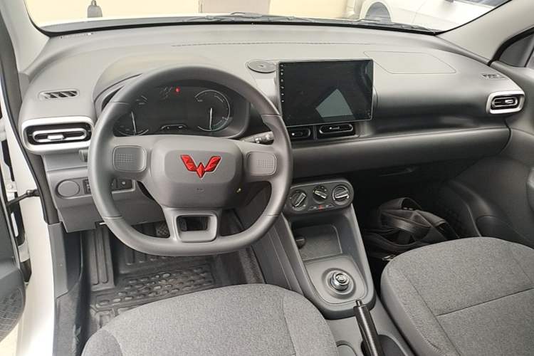 Used Wuling Hongguang New Energy 2024 All-Electric Model 300KM Practical Version Center Console