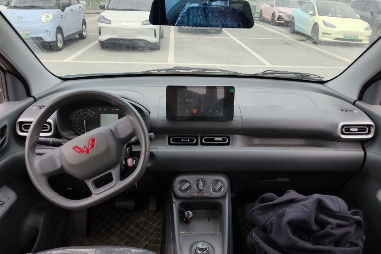 Used Wuling Hongguang New Energy 2024 All-Electric Model 300KM Standard Version Center Console
