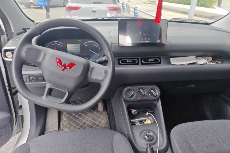 Used Wuling Hongguang New Energy 2024 All-Electric Model 300KM Practical Version Center Console