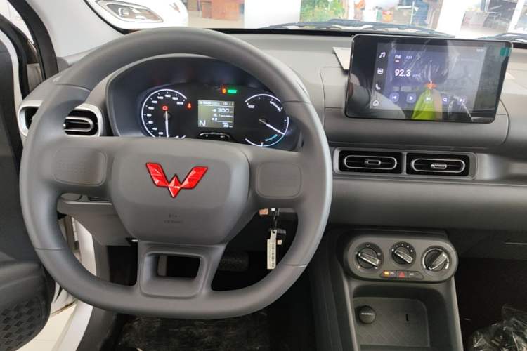 Used Wuling Hongguang New Energy 2024 All-Electric Model 300KM Standard Version Center Console