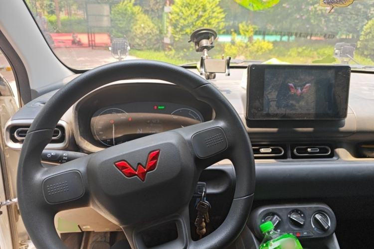 Used Wuling Hongguang New Energy 2024 All-Electric Model 300KM Standard Version Center Console