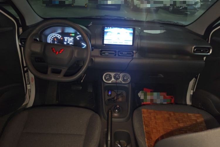 Used Wuling Hongguang New Energy 2024 All-Electric Model 300KM Practical Version Center Console