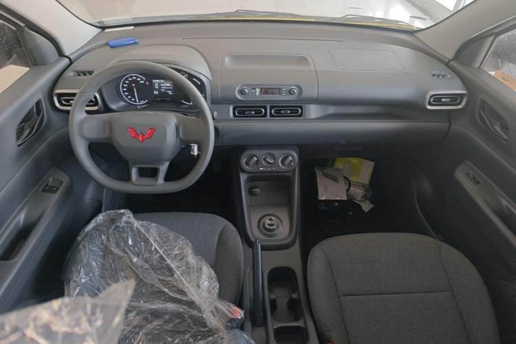 Used Wuling Hongguang New Energy 2024 All-Electric Model 300KM Practical Version Center Console
