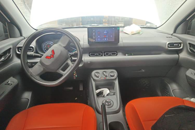 Used Wuling Hongguang New Energy 2024 All-Electric Model 300KM Standard Version Center Console