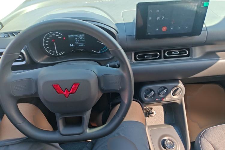 Used Wuling Hongguang New Energy 2024 All-Electric Model 300KM Standard Version Center Console