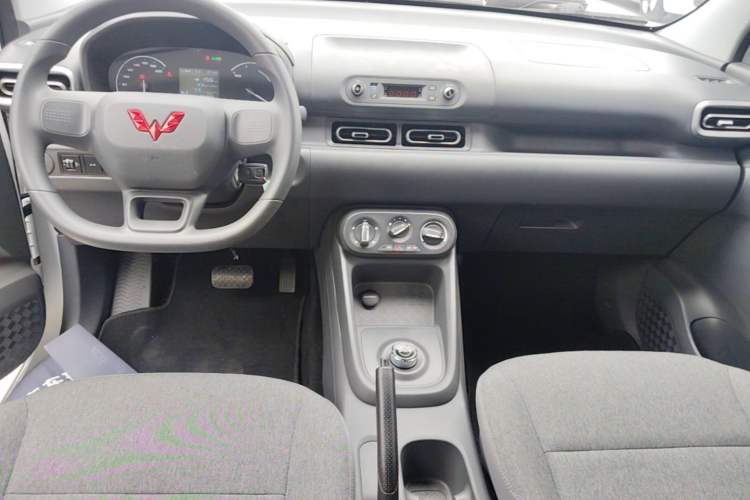 Used Wuling Hongguang New Energy 2024 All-Electric Model 300KM Practical Version Center Console
