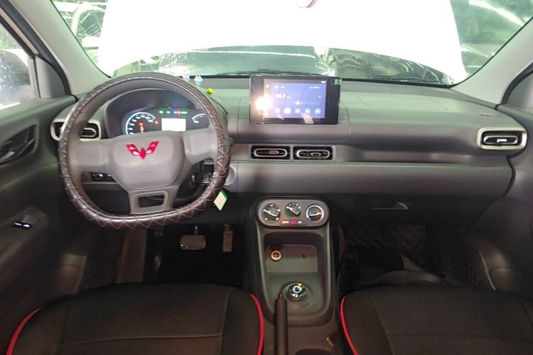 Used Wuling Hongguang New Energy 2024 All-Electric Model 300KM Standard Version Center Console
