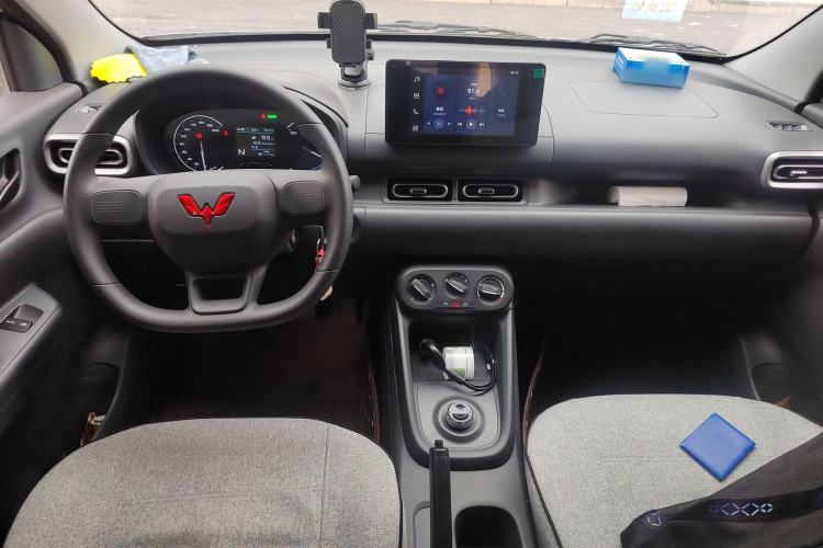 Used Wuling Hongguang New Energy 2024 All-Electric Model 300KM Standard Version Center Console