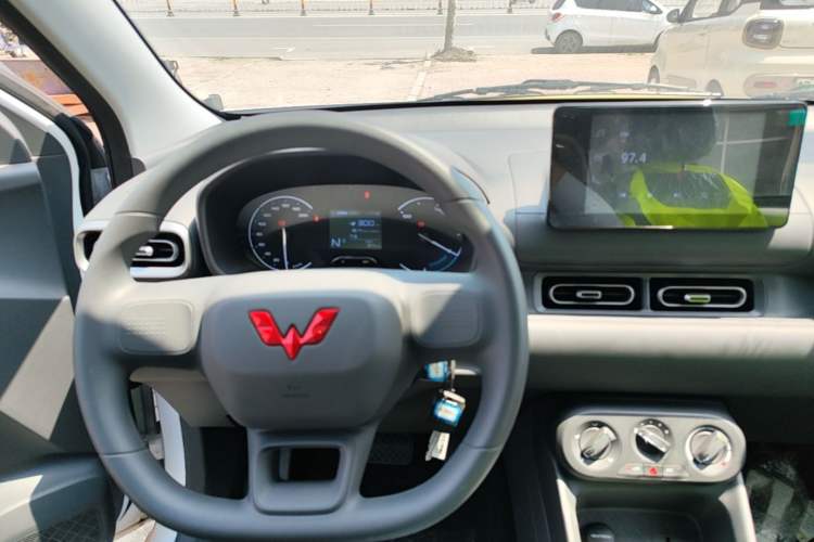 Used Wuling Hongguang New Energy 2024 All-Electric Model 300KM Standard Version Center Console
