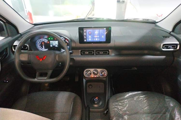 Used Wuling Hongguang New Energy 2024 All-Electric Model 300KM Standard Version Center Console