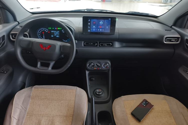 Used Wuling Hongguang New Energy 2024 All-Electric Model 300KM Standard Version Center Console