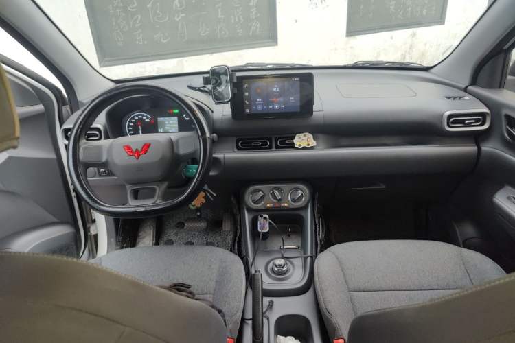 Used Wuling Hongguang New Energy 2024 All-Electric Model 300KM Standard Version Center Console