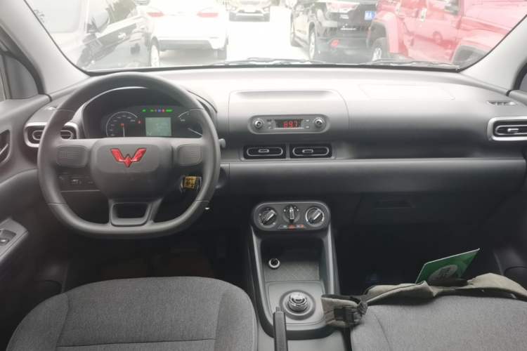 Used Wuling Hongguang New Energy 2024 All-Electric Model 300KM Practical Version Center Console