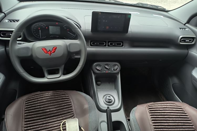 Used Wuling Hongguang New Energy 2024 All-Electric Model 300KM Standard Version Center Console