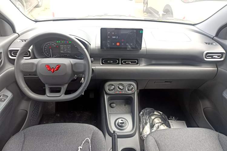 Used Wuling Hongguang New Energy 2024 All-Electric Model 300KM Standard Version Center Console