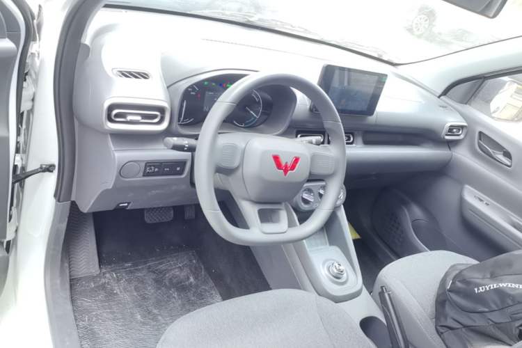 Used Wuling Hongguang New Energy 2024 All-Electric Model 300KM Standard Version Center Console