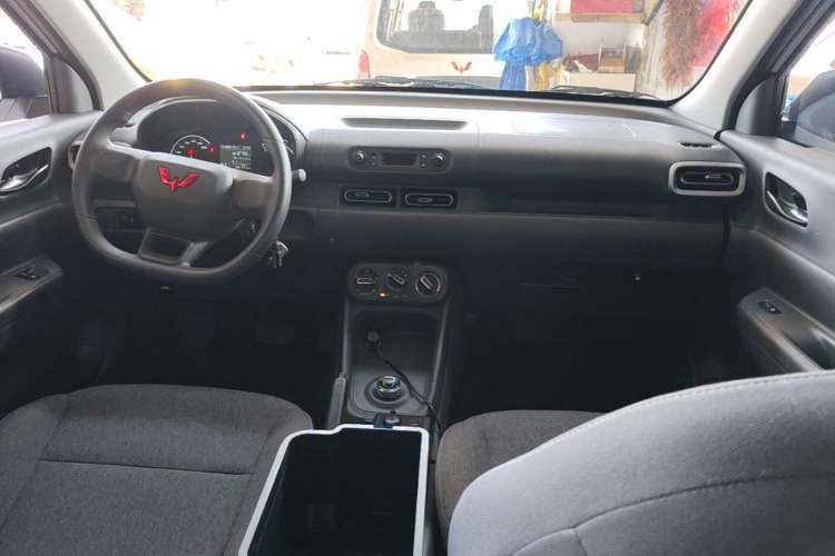 Used Wuling Hongguang New Energy 2024 All-Electric Model 300KM Practical Version Center Console