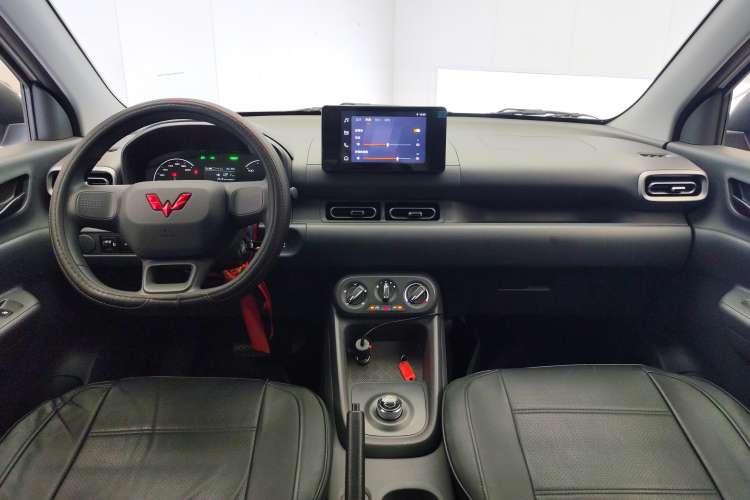 Used Wuling Hongguang New Energy 2024 All-Electric Model 300KM Standard Version Center Console