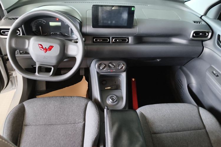 Used Wuling Hongguang New Energy 2024 All-Electric Model 300KM Standard Version Center Console