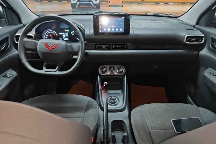 Used Wuling Hongguang New Energy 2024 All-Electric Model 300KM Standard Version Center Console