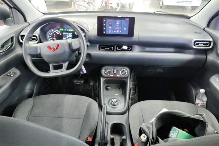 Used Wuling Hongguang New Energy 2024 All-Electric Model 300KM Standard Version Center Console