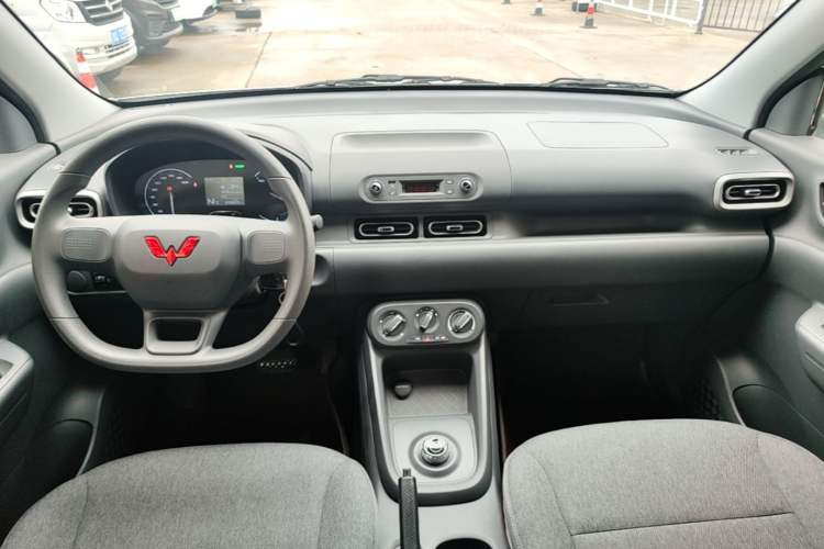Used Wuling Hongguang New Energy 2024 All-Electric Model 300KM Practical Version Center Console