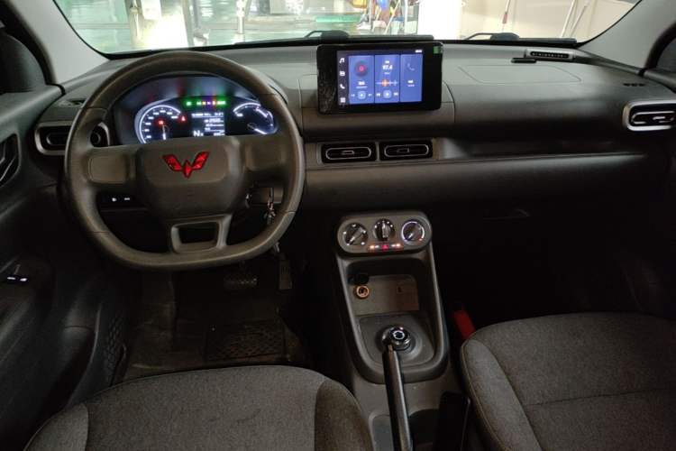 Used Wuling Hongguang New Energy 2024 All-Electric Model 300KM Standard Version Center Console