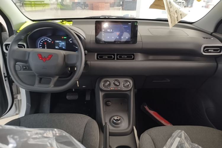 Used Wuling Hongguang New Energy 2024 All-Electric Model 300KM Standard Version Center Console