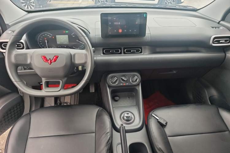 Used Wuling Hongguang New Energy 2024 All-Electric Model 300KM Standard Version Center Console