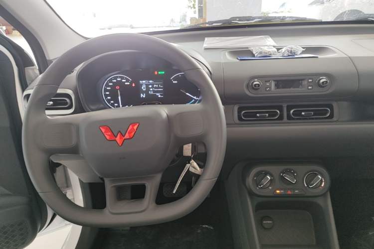 Used Wuling Hongguang New Energy 2024 All-Electric Model 300KM Practical Version Center Console
