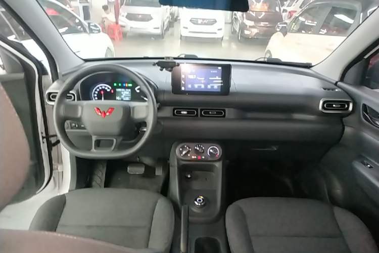 Used Wuling Hongguang New Energy 2024 All-Electric Model 300KM Standard Version Center Console
