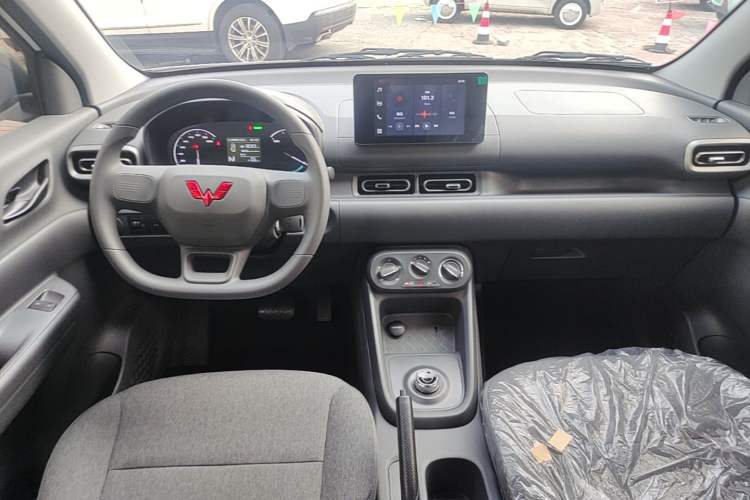 Used Wuling Hongguang New Energy 2024 All-Electric Model 300KM Standard Version Center Console