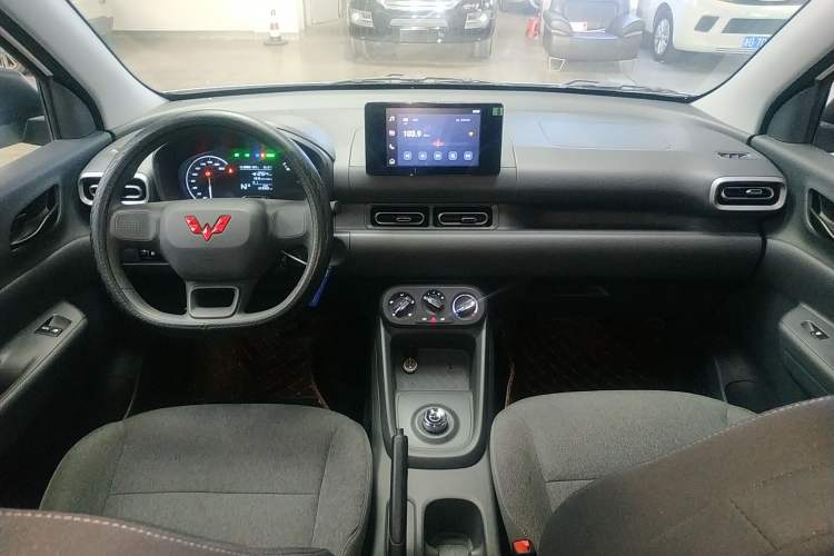 Used Wuling Hongguang New Energy 2024 All-Electric Model 300KM Standard Version Center Console