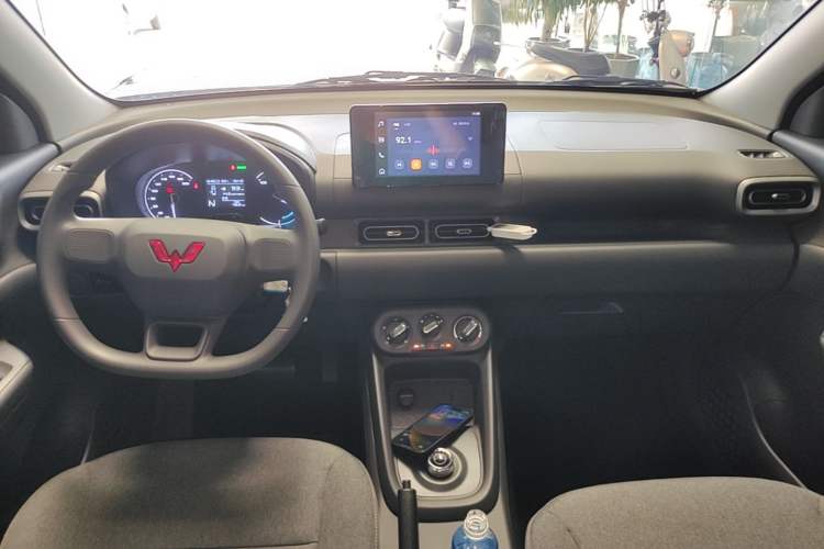 Used Wuling Hongguang New Energy 2024 All-Electric Model 300KM Standard Version Center Console