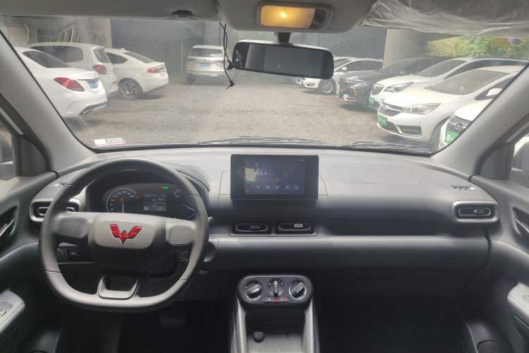 Used Wuling Hongguang New Energy 2024 All-Electric Model 300KM Standard Version Center Console