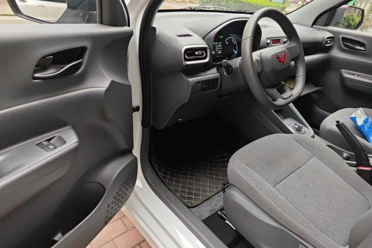 Used Wuling Hongguang New Energy 2024 All-Electric Model 300KM Practical Version Driver Seat