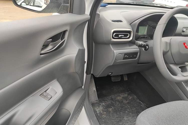 Used Wuling Hongguang New Energy 2024 All-Electric Model 300KM Practical Version Driver Seat