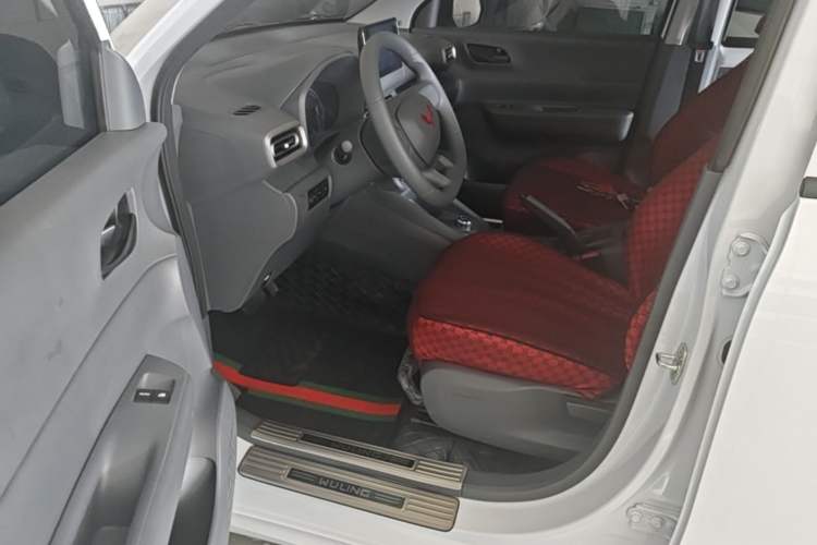 Used Wuling Hongguang New Energy 2024 All-Electric Model 300KM Standard Version Driver Seat