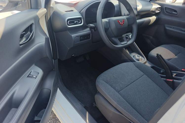 Used Wuling Hongguang New Energy 2024 All-Electric Model 300KM Practical Version Driver Seat