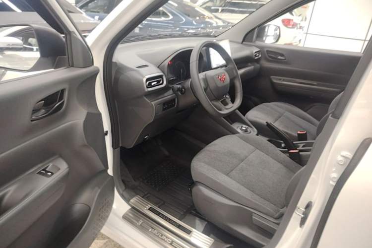 Used Wuling Hongguang New Energy 2024 All-Electric Model 300KM Standard Version Driver Seat