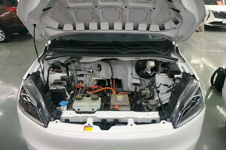 Used Wuling Hongguang New Energy 2024 All-Electric Model 300KM Standard Version Engine Bay