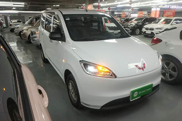 Used Wuling Hongguang New Energy 2024 All-Electric Model 300KM Standard Version Front Right 45 Deg