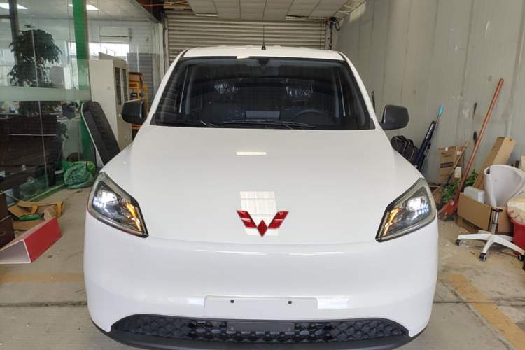 Used Wuling Hongguang New Energy 2024 All-Electric Model 300KM Standard Version Front